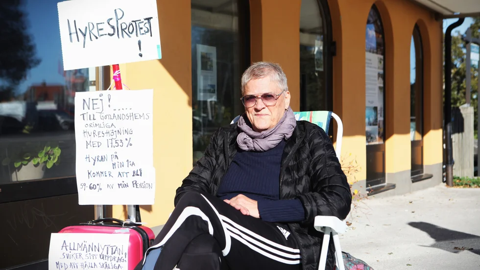 Barbro Kårbro, som protesterade offentligt mot Gotlandshem, flyttar från Gotland till följd av hyreshöjningarna.