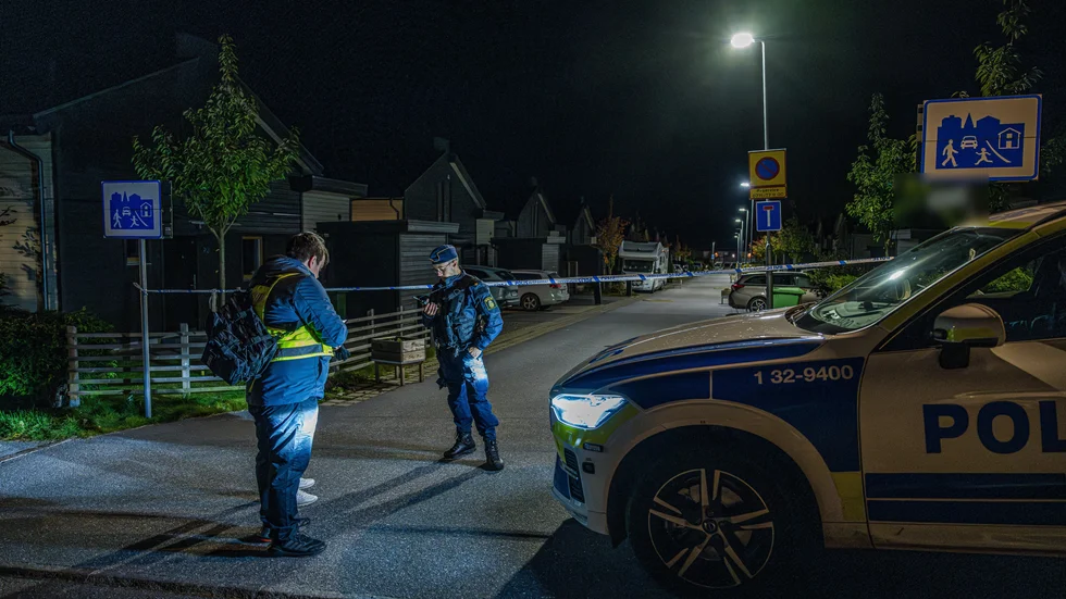 Den mördade Norrköpingsbon var, enligt uppgifter till Expressen, där för att passa sina barnbarn, då hennes dotter bor i villan.