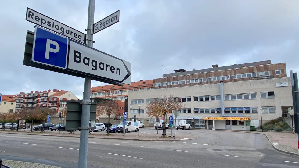 I framtiden är det inte omöjligt att det kommer stå ett nytt flerfamiljshus på gamla bussplan i centrum i Motala. 