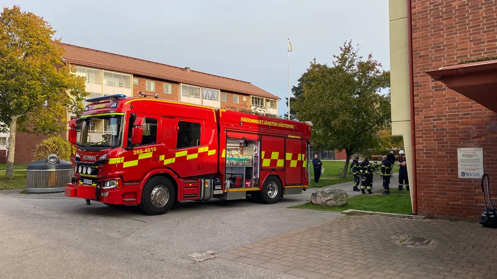 Räddningstjänst har ryckt ut till Midgård i Västervik, efter att boende känt brandlukt.