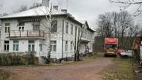 Det gamla ungkarlshotellet i Ankarsrum, numera vandrarhem, skulle bli mottagningsstation för bussningen av hemlösa från Stockholm. Foto: MARGARETA LJUNGBLAD