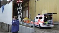 Mannen föll genom taket och slog handlöst i asfalten. Ett fall på cirka sex meter. Olyckan inträffade på Akzo Nobel Nippon Paint i går eftermiddag. Foto: HANS BRANDIN