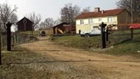Vägbommar har hindrat trafik genom Värmviks gård. Nu ska de bort genom kronofogdens försorg. Arkivbild: ANDERS LILJEGREN