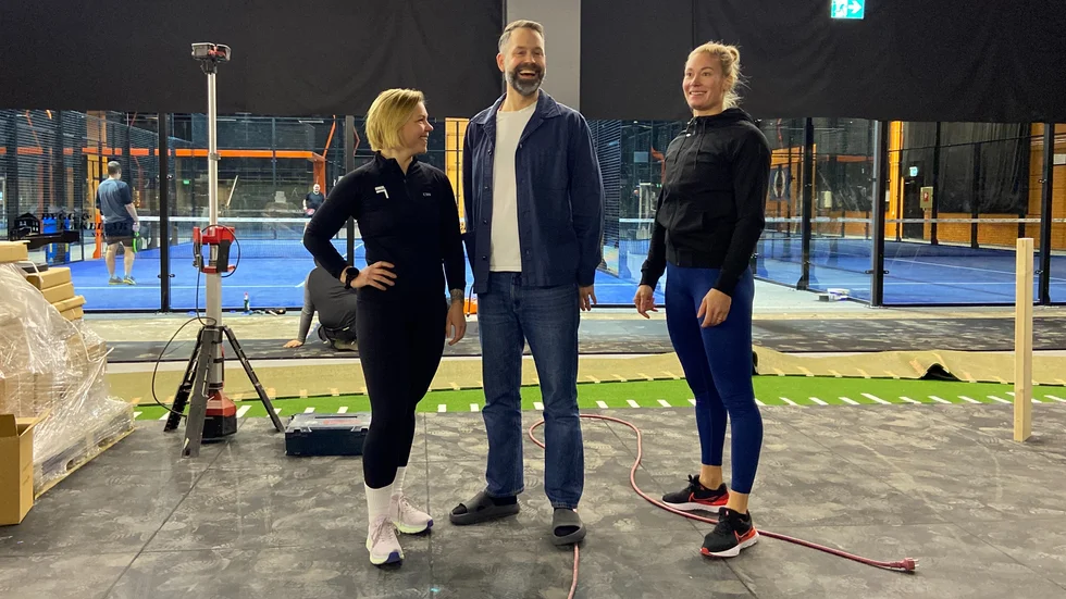 Den 20 januari öppnas gymmet i padelhallen i Nyköping. Än återstår lite arbete men Linda Saareste, som kommer att driva Evolve gym, Calle Berglin (en av ägarna till hallen) och instruktören Lovisa Folkesson tror att allt ska bli klart i tid. "Vårt fokus är att varje medlem ska bli sedd. Vi vill skapa en träningsanläggning för alla" säger Linda Saareste. 