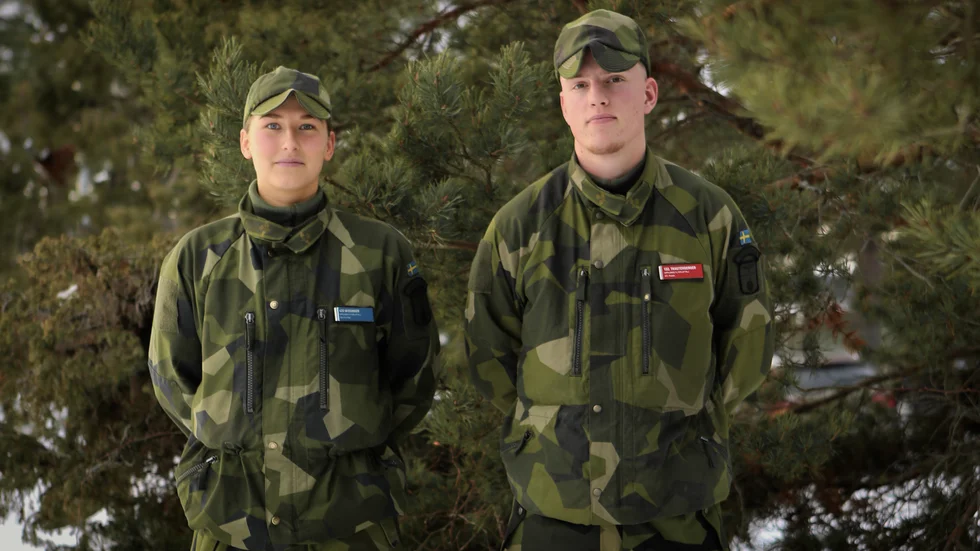 Michelle Wissinger och Malte Trautenberger är värnpliktiga vid Upplands flygflottilj, F 16, som är beläget vid Uppsala garnison strax norr om centrala Uppsala. 