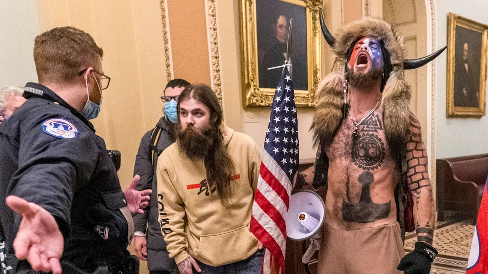 Bilderna inifrån kongressbyggnaden i Washington DC den 6 januari 2020, är historiska. Stormningen och vandalismen har satt djupa spår i det USA som står inför ett laddat valår.