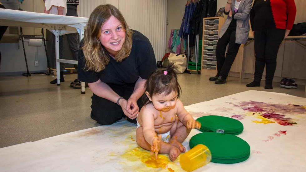 Hanna Isaksson och nio månader gamla Nims är på plats för andra gången. "Jag tycker det är jätteroligt att se hur barnen får känna friheten att kladda", säger Isaksson.