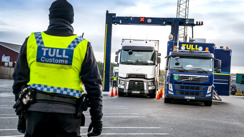 Tullpersonal som arbetar med kontroller vid landets gränser får nu tillstånd att bära tjänstepistol. Personen på bilden har ingenting med artikeln att göra. Arkivbild.