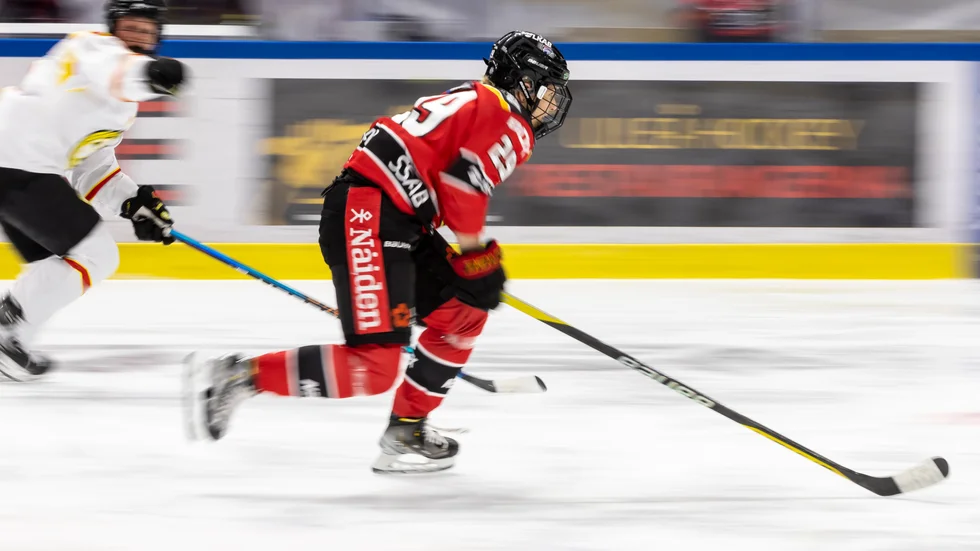 Emma Nordin och Luleå Hockey/MSSK tar emot Brynäs i en finalrepris.