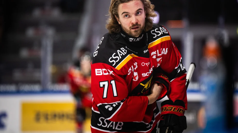 Adam Brodecki fick några byten i sin första match med Luleå Hockey.