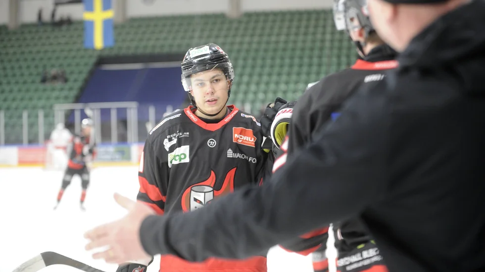Viktor Åström ser inte så speciellt glad ut men är den som gör 1–0 till NSK i den första perioden.
