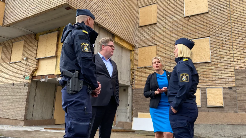 Justitieminister Gunnar Strömmer (M) besökte tillsammans med kommunstyrelsens ordförande Sophia Jarl (M) Slottsgatan där det skedde en sprängning i somras. Fredrik Larsson, operativ samordnare vid polisen i Norrköping och Frida Braf, lokalpolisområdeschef i Norrköping, mötte upp på platsen.