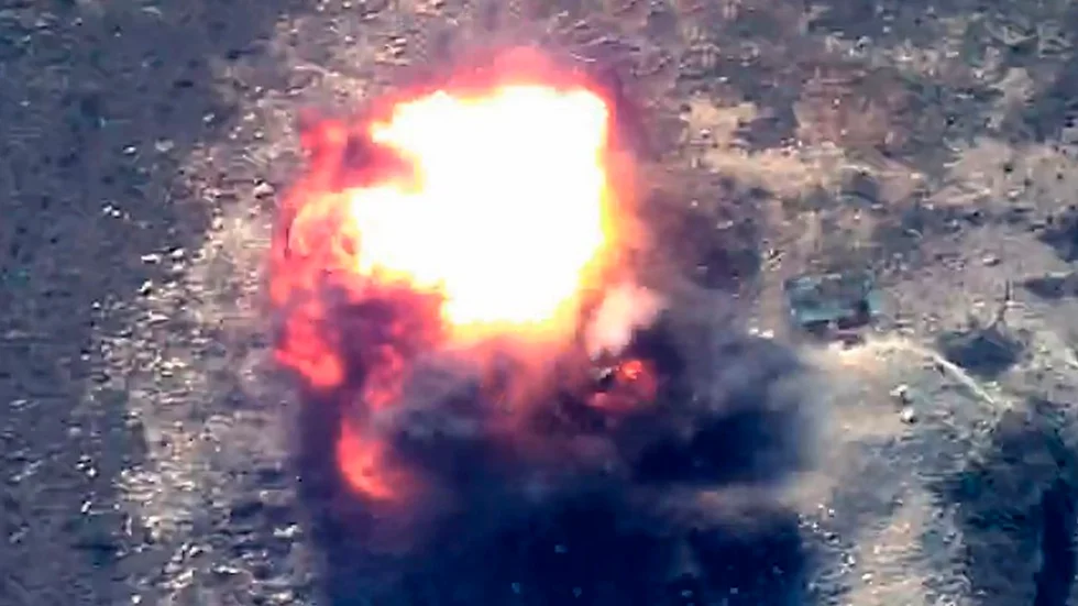 På bilden från försvarsdepartementet i Azerbajdzjan ses en explosion i vad landet hävdar är armeniska förband i Nagorno-Karabach.