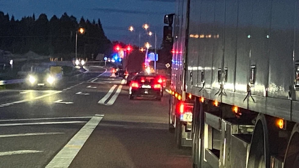 Långa köer uppstod efter en singelolycka utanför Katrineholm.