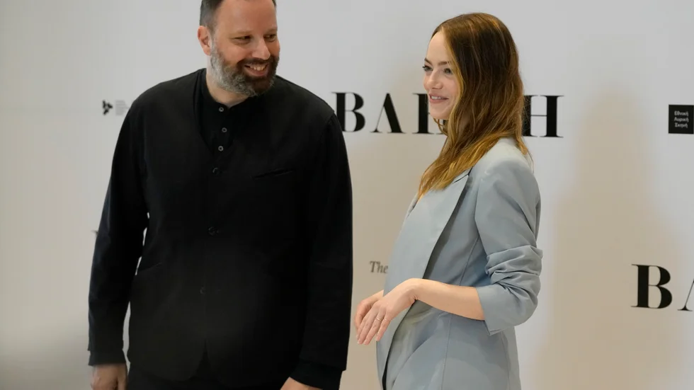 Regissören Yorgos Lanthimos och Emma Stone, som spelar huvudrollen i "Poor things", filmen som inviger Stockholms filmfestival i november. Arkivbild.
