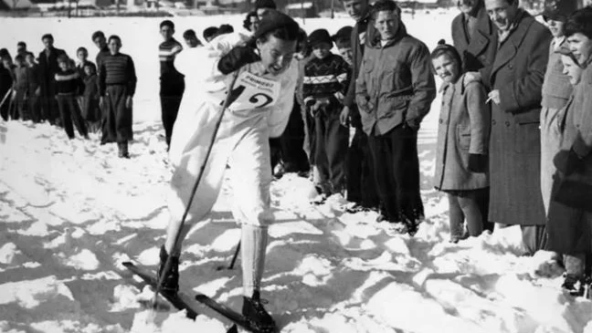 Här ser vi Inga Löwdin i en tävling 1954. Hon var en de personer som gick bräschen för att kvinnliga skidåkare skulle få delta i VM och OS.