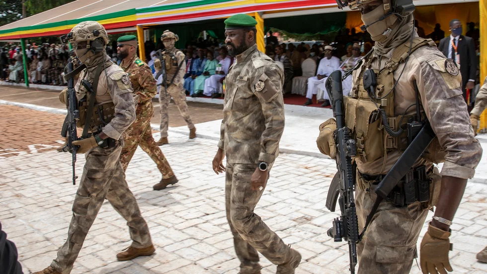 Malis juntaledare Assimi Goïta, i grön basker, under en militärparad under firande av Malis självständighetsdag 2022. Arkivbild.