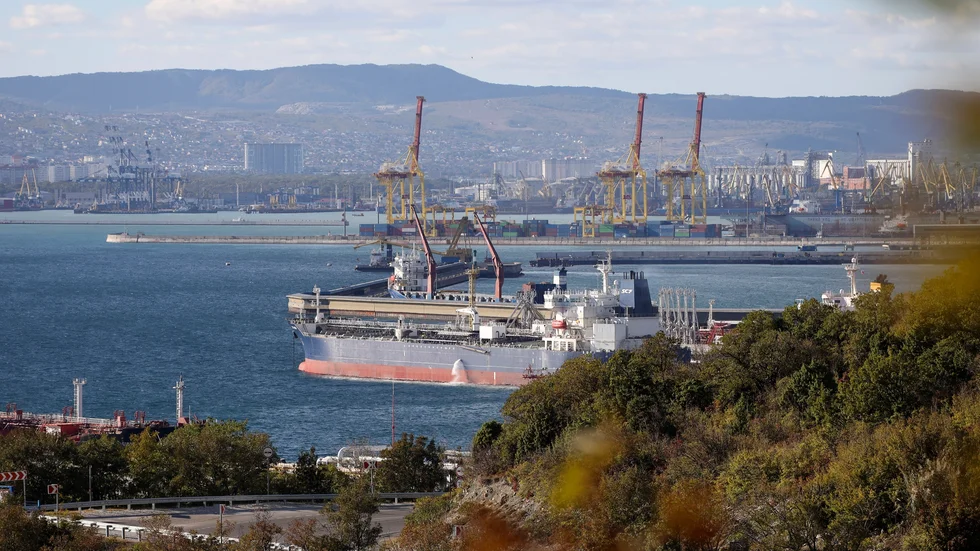 Rysk oljetanker i oljehamnen i Novorossijsk, Ryssland. Arkivbild