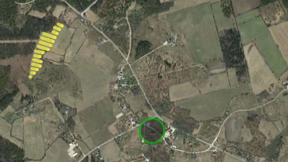 De gula strecken markerar det område där Austerland Energi vill anlägga föreningens solcellspark. Den gröna ringen visar var Kräklingbo kyrka ligger.