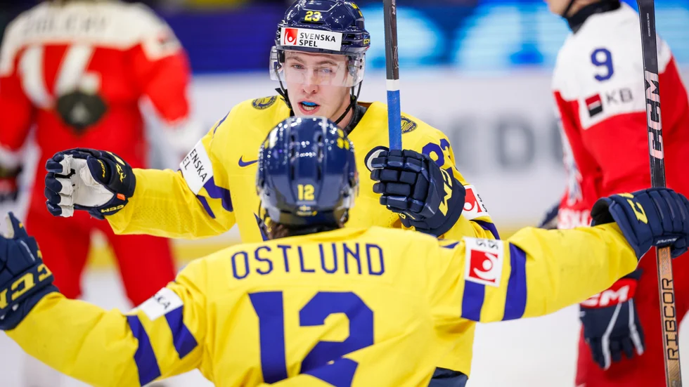 Noah Östlund och Jonathan Lekkerimäki jublar efter att skjutit Sverige till JVM-final.