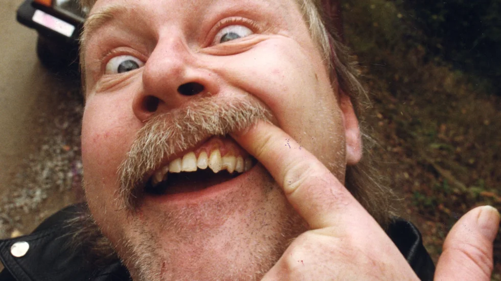 Errol Norstedt, mer känd som Eddie Meduza, lägger in en prilla 1990. Arkivbild.