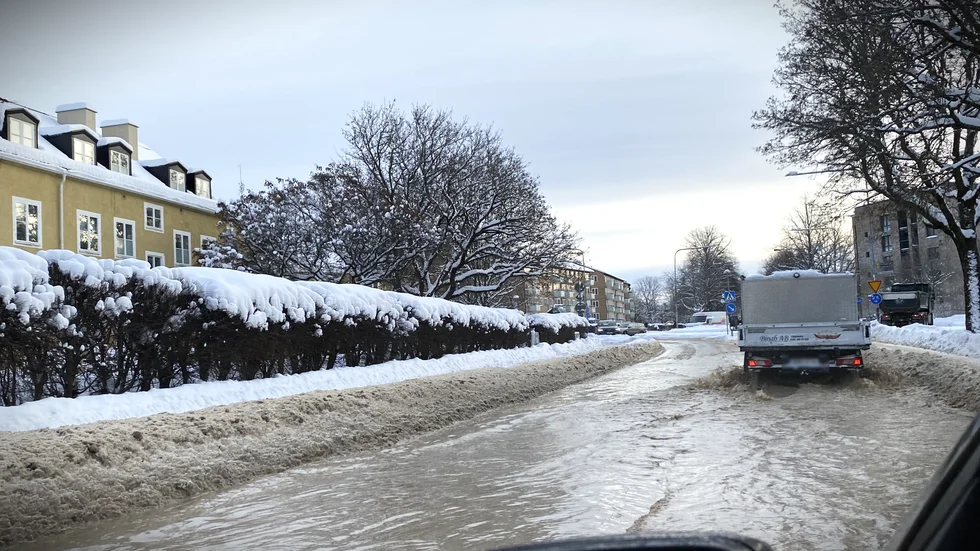 Tiundagatan i Uppsala översvämmades under måndagen av vatten.