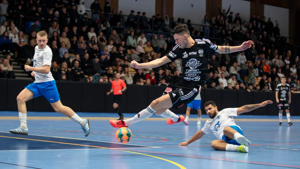 Motala AIF vann Boren cup 2024 efter att ha besegrat Skyllberg i finalen. Här är det Ivan Rako som är framme och skapar en bra målchans. Men nu kommer inte Maif med sitt A-lag 2025, på grund av bland annat skaderisken.