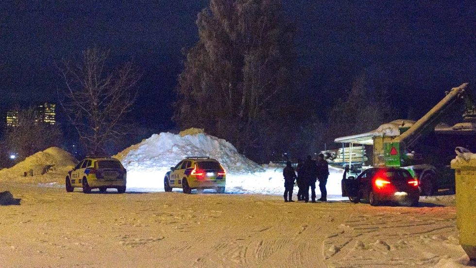 En man anträffades död på isen på Skurholmsfjärden i Luleå under tisdagseftermiddagen.