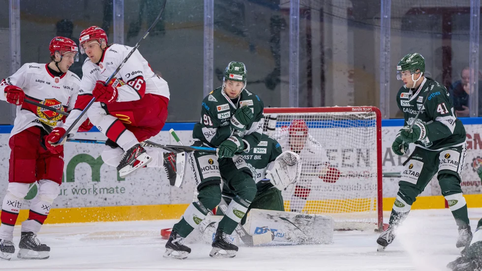 Matchhjälten som sällan får göra segerintervjuer. Anton Klint bjuder på en luftfärd han försöker skymma (eller ska han styra  pucken?) Tingsryds målvakt Daniel Rosengren.