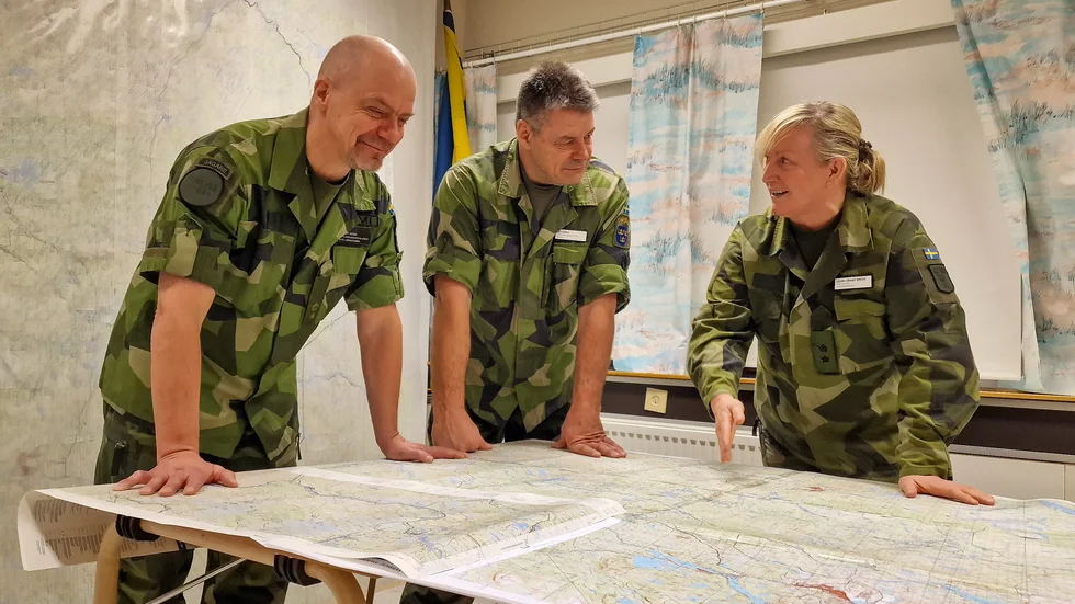 Peter Niemi, bataljonstaben, Lapplandsjägarbataljonen och Ulf Sköld, bataljonsbefäl, Lapplandsjägarbataljonen diskuterar strategiskt viktiga platser i de norra delarna av Norrboten tillsammans med generalmajoren och Rikshemvärnschefen Laura Swaan Wrede.
