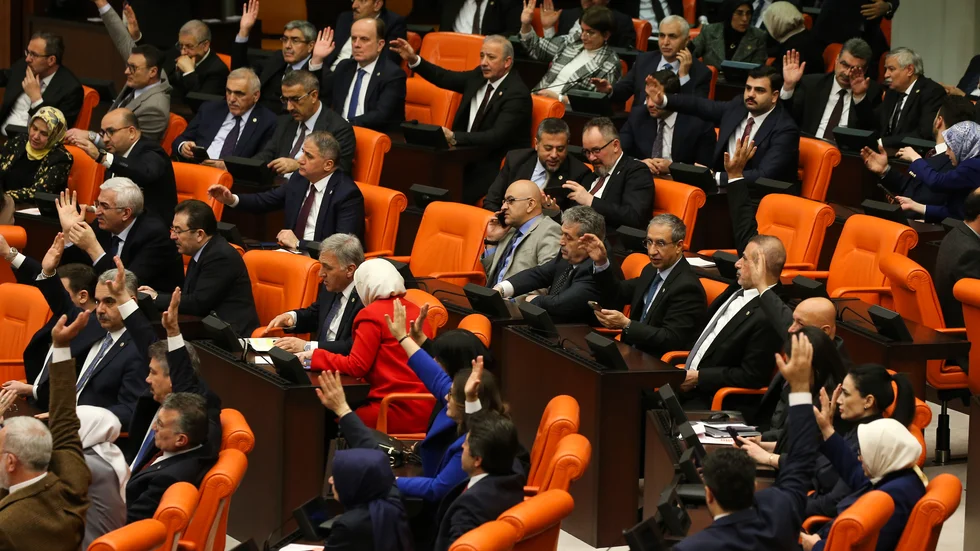 Efter en fyra timmars lång debatt röstade det turkiska parlamentet ja till ett svenskt Natomedlemskap på tisdagskvällen. 