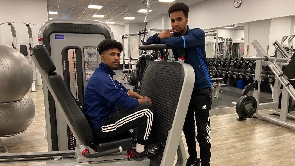 Adi Ali Hussein, 25 år, och Amid Ali, 24 år, har 24-kort egentligen men den här måndagen har de lagt sitt träningspass väldigt sent. "Under nästan ett år jobbade jag skift och tränade på natten" säger Amid Ali.