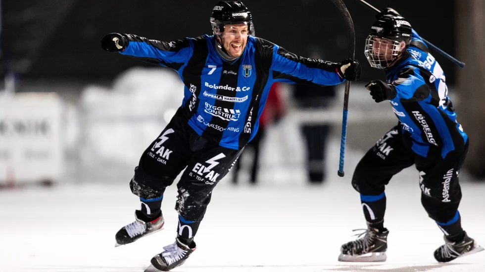 Jimmy Jansson jublar efter 5-4 under bandymatchen 