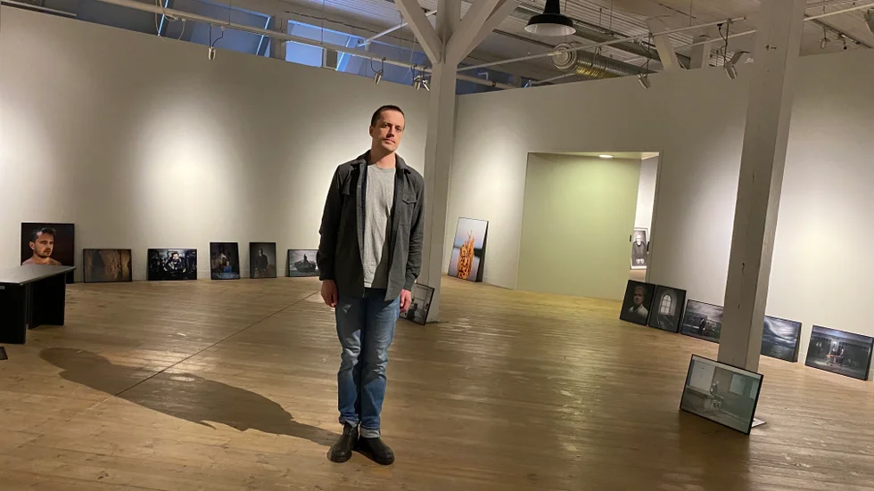Fotografen David Lundmark mitt i förberedelserna inför utställningen "X60-X84" som öppnar på lördag. Vernissage är det tisdagen den 30 januari. Då är det också boksläpp.  