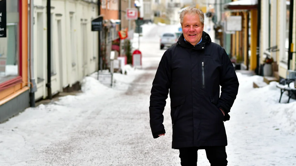 Claes-Göran "Myggan" Wallin på "mammas gata" i Östhammar. Han är en av det uppländska distriktets största ishockeyprofiler genom tiderna.