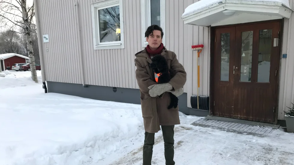 Byggnadsvårdsexperten Gustav Bergström tillsammans med hunden Kasper utanför ett av Piteås barnrikehus. "Det är välunderhållet", säger han.