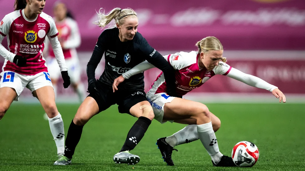 Elin Rombing (till höger) berättar om valet att komma till IFK. 