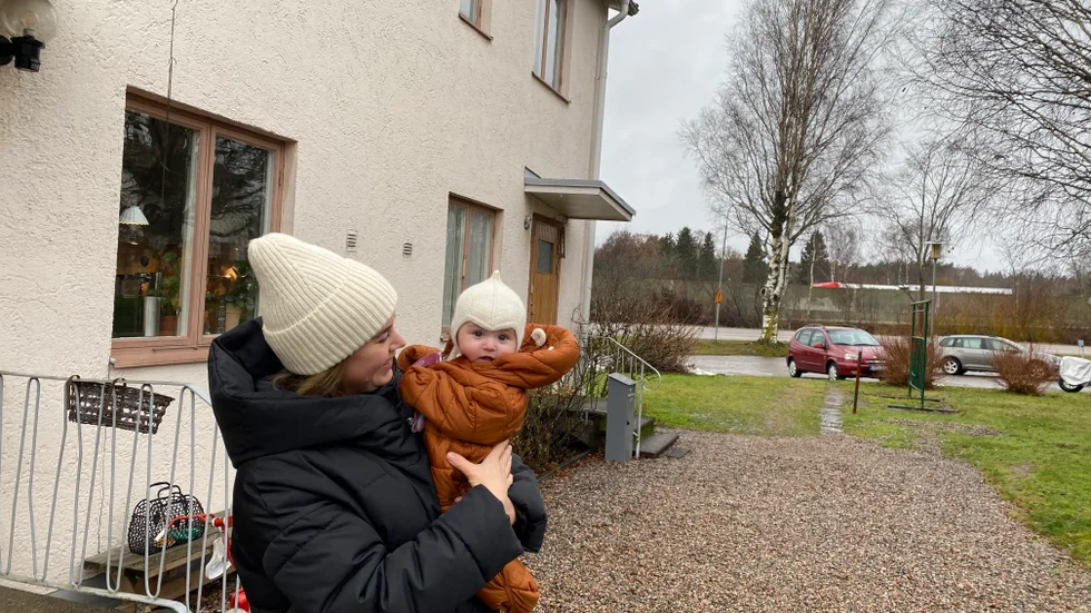 Madeleine Engsborn här tillsammans med dottern Astrid är besviken över att i framtiden få ännu mer trafiken utanför huset i Högbrunn.