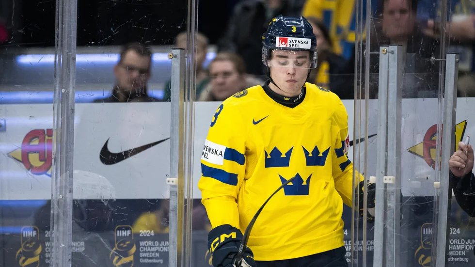 25 sekunder in i matchen mot Lettland var det färdigspelat för Elias Salomonsson. Skellefteå AIK-backen fick ett tidigt matchstraff och kan nu stängas av.