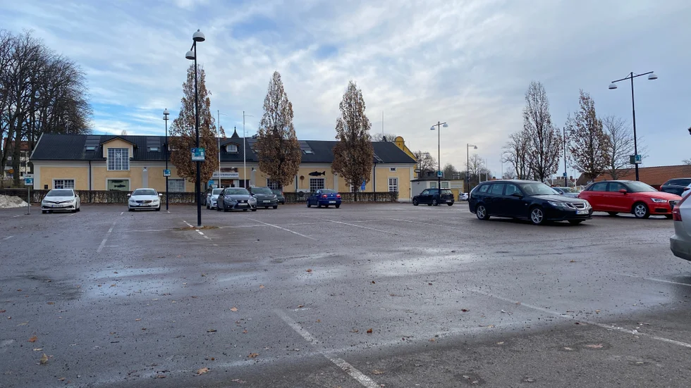 Hamnparkeringen i Motala. Ett av partierna i samhällsbyggnadsnämnden vill återinföra gratis parkering i centrum på lördagar. 