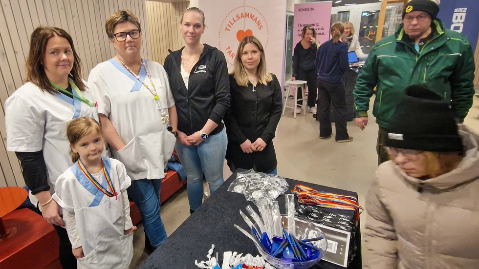 Representanter från vården var plats för att locka fler till Gällivare sjukhus. Jessica Wahlman, sjuksköterska på barnavdelningen på Gällivare sjukhus och dottern Lykke, Annelie Olofsson,  enhetschef på barnmottagningen och barnavdelningen. Caroline Hillerström och Lina Orpus är sjuksköterskor på akutmottagningen på Gällivare sjukhus. 