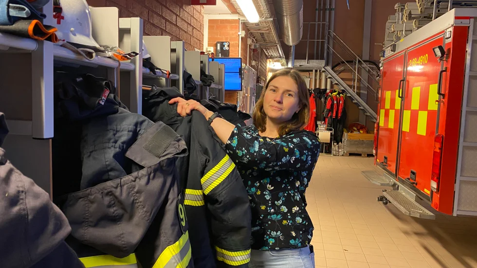 Sofia Riedmüller hänger tillbaka sin jacka på brandstationen i Loftahammar.