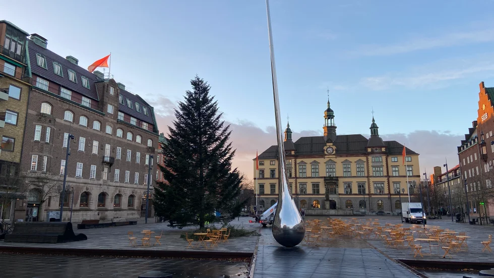 En 35-årig man som ställde sig under julgranen på Fristadstorget frias av tingsrätten efter att ha åtalats för förargelseväckande beteende.