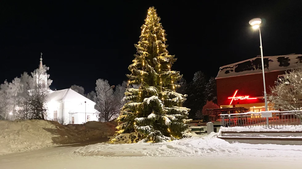Malå i vinterskrud med julgran och allt.