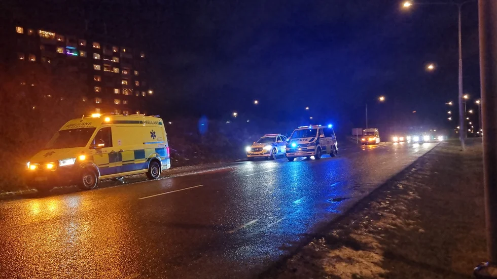Ambulansen stannade till på Gamla Övägen och tillkallade polis som kom dit för att hjälpa till med en besvärlig patient. 