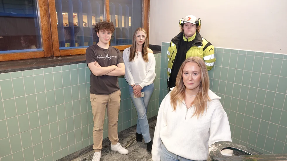 Emil Viklund, Evelin Vestin, Erik Lund och Signe Rögde protesterar och är kritiska till att deras student är flyttad till en onsdag.