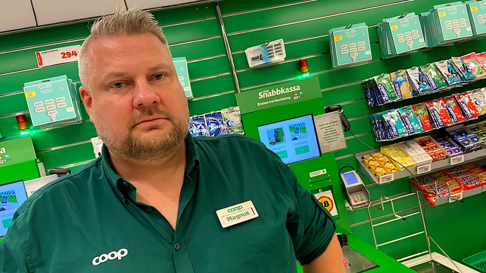Magnus Engblom är butikschef på Stora Coop i Enköping. För att skapa en tryggare arbetsmiljö jobbar personalen inte ensamma och de har överfallslarm och kan kontakta vaktbolaget som kan vara där på fem minuter. Magnus Engblom lägger mycket tid och resurser på detta på grund av hot och stölder.