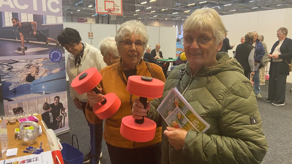 Margareta Johansson och Anne-Marie Lövgren kikade runt vid Actics monter och testade hantlar som används i vattengympa. "Det är trevligt med en seniordag, vi var på den förra också", berättar Anne-Marie.