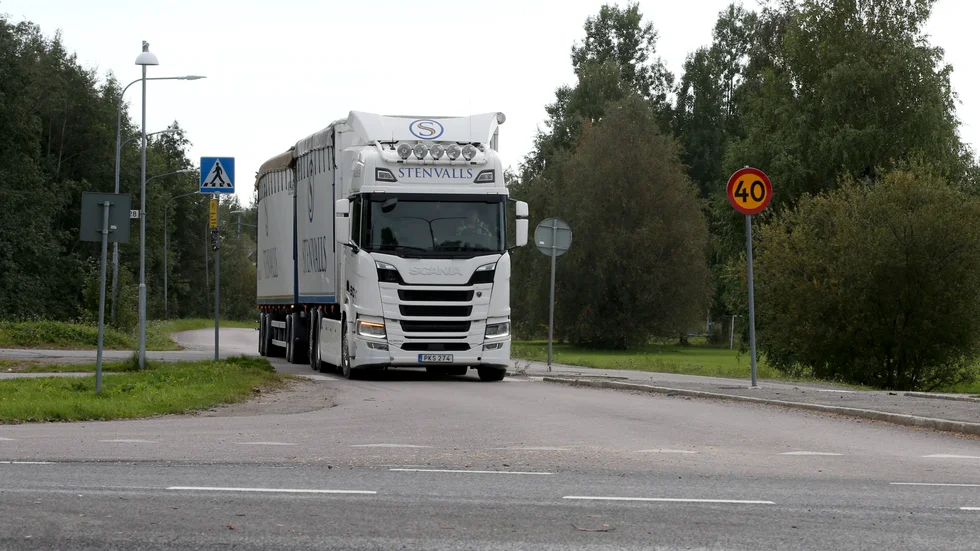Det går tunga transporter på Hallgrensvägen från Lövholmens såg. Det är en av de 50-tal vägar som kommunen har tittat på.