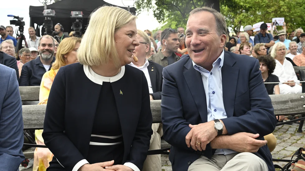Statsminister Magdalena Andersson (S) i samspråk med Stefan Löfven. Arkivbild.